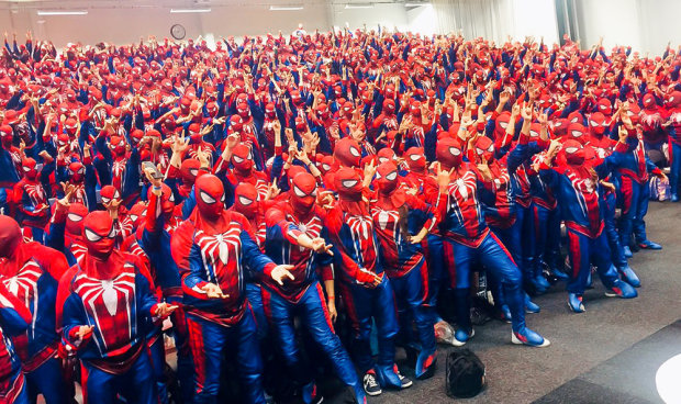 Любовь к комиксам не знает границ: 547 человек оделись в костюмы Человека-паука и собрались в одном здании, чтобы установить мировой рекорд