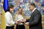 Президент вручив українські паспорти родині волонтерів із США