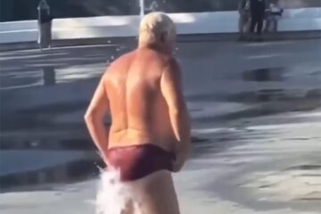 Мужчина искупался в фонтане, скриншот из видео