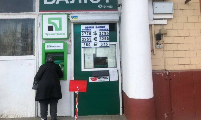 Украинцы жалуются на блокировку карт "ПриватБанка": "Делал перевод и…"