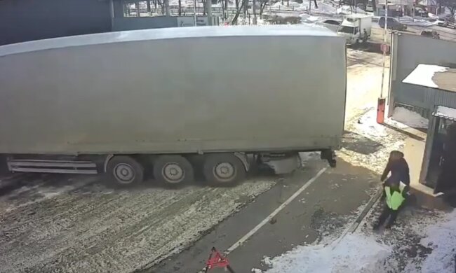 "Янгол охоронець" врятував чоловіка від загибелі в останню секунду: розчавила величезна фура
