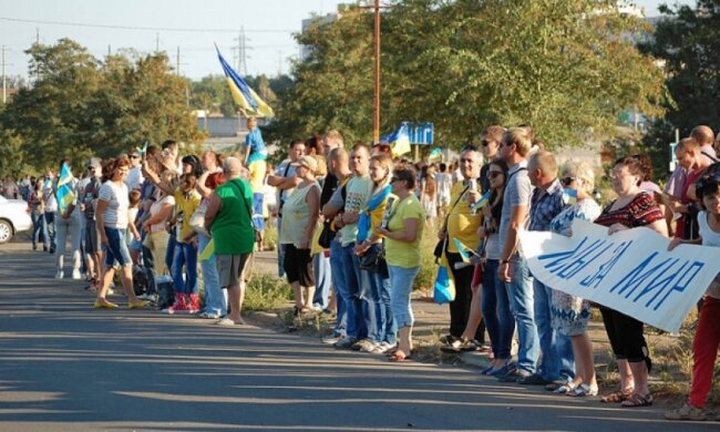 Мітинг у Маріуполі: люди протестують проти виведення наших військ з Широкино