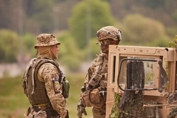 Украинские военные проверили танк бокалом пива: просто в десяточку, эпичное видео