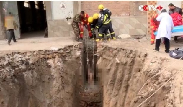 В Китае трактористы откопали голого мужчину