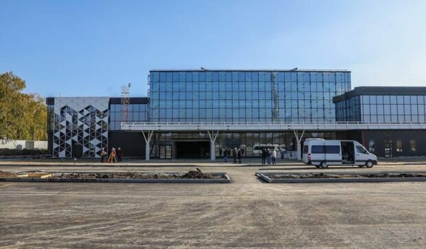 В запорожском аэропорту резко отменили рейсы: кто застрял в зале ожидания