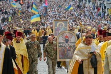 На Хресній ході московських попів затримали цікавих "активістів"