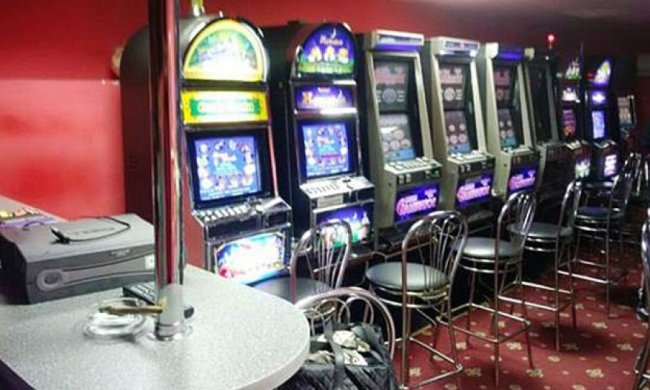 Копы за сутки прикрыли четыре казино (фото)