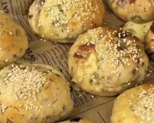 Сирні булочки з оливками, в'яленими томатами та зеленню: фото скрін рецепту