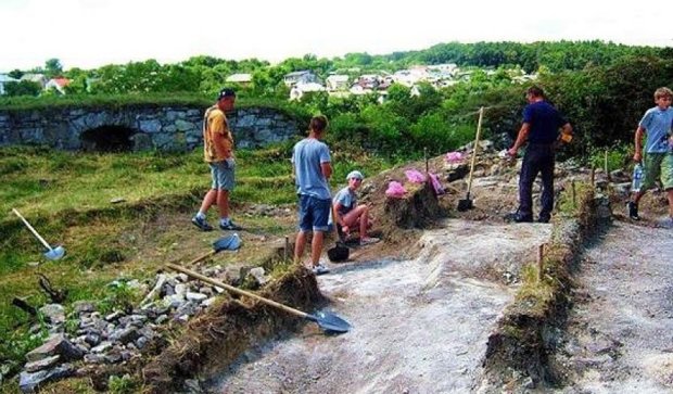 Тернопольские археологи нашли скелет защитника замка (фото)