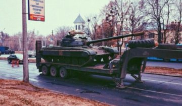 Посреди улицы в Харькове бросили танк (фото) 