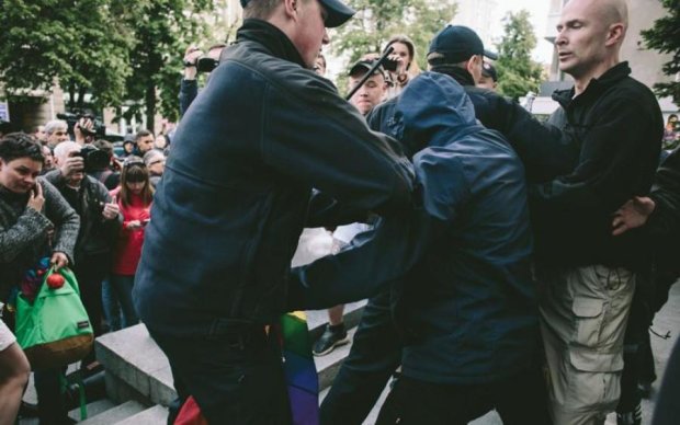 Не добравшись до геев, харьковские радикалы избили копов