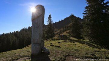 Двухметровый пенис, фото зарубежных СМИ