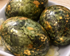 Малахітові крашанки на Великдень, кадр з відео