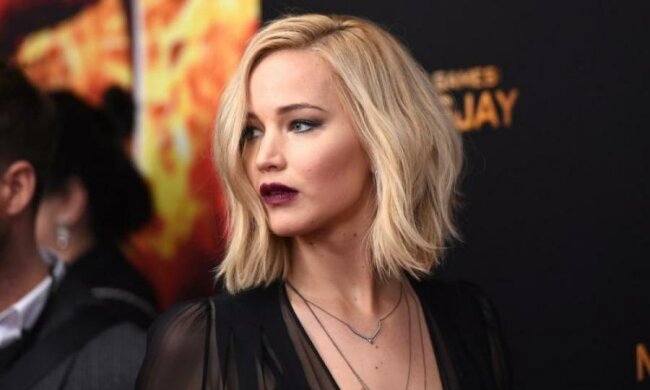 Грудь Дженнифер Лоуренс ослепила журналистов: фото