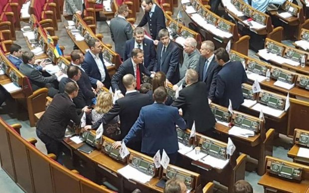 Дисциплина в Раде: сколько украинцы сэкономили на депутатах-прогульщиках 
