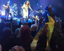 На концерті Тіни Кароль розгорнули 20-метровий прапор України (відео)