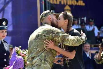 Очень трогательно: защитник Мариуполя предложил руку и сердце невесте прямо на параде