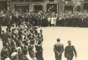 Львів’яни в очікуванні проголошення Акту,  30.06 1941. Фото: vikna.if.ua.