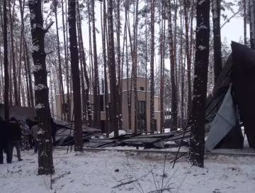 Жители Бучи снесли незаконный забор вокруг имения незаконного застройщика