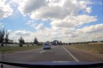 водій за кермом, скріншот з відео
