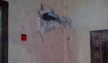 Снаряди бойовиків пробили стіни житлових будинків в Красногорівці