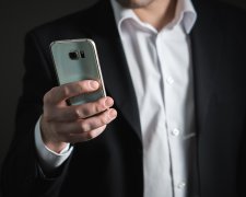 користувач з телефоном