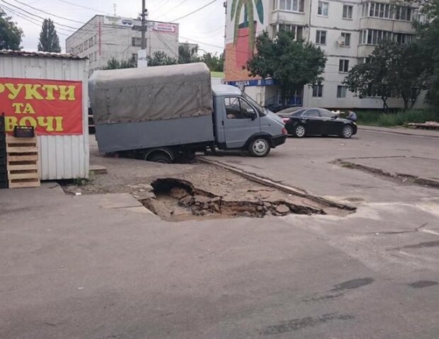 В Киеве ГАЗель ушла под землю, переполох на весь район: хозяйственный "талант" Кличко показали одним фото