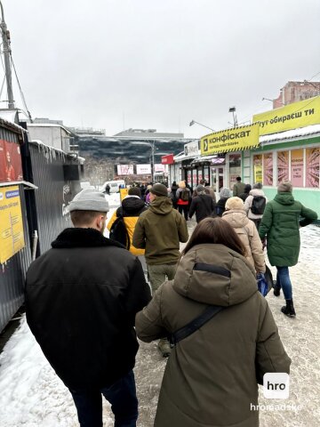 Очереди на Лыбидской / фото: Громадське