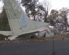 Знайдено "чорні ящики" під уламками АН-26 у Чугуєві: "За 45 секунд до падіння..."