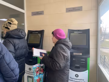 Пенсионерка у банкомата / фото: открытые источники