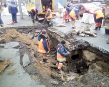 В Киеве посреди дороги открылся "вход в Нарнию", горожане в бешенстве: не приведи Господь...