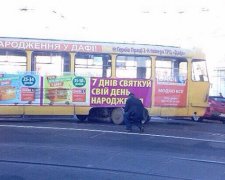 У Харкові трамвай зірвався в дрифт і заблокував рух (фото)