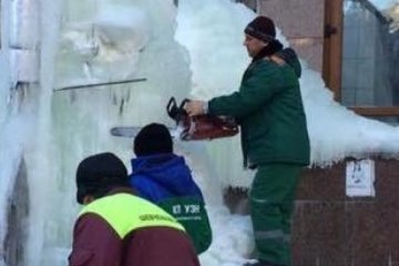 Комунальники вирішили проблему за допомогою бензопили