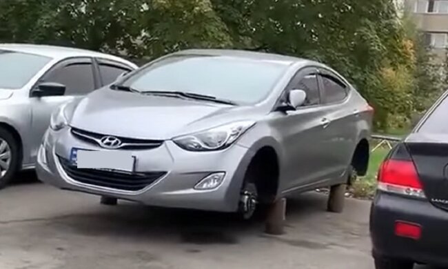 У Києві зняли колеса з авто, кадр з відео: Facebook життя Оболонського району та Мінського масиву