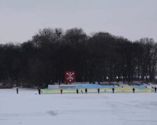 Хмельничани розгорнули гігантський прапор України на льоду: "З Днем Соборності, рідненька!"