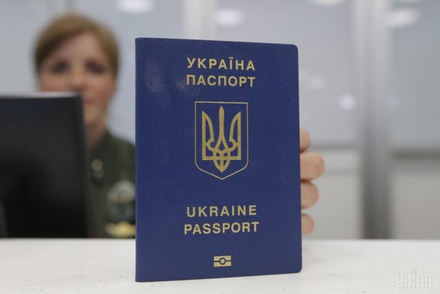 Можно хоть в шапке: в Украине изменят правила фотографирования на паспорт