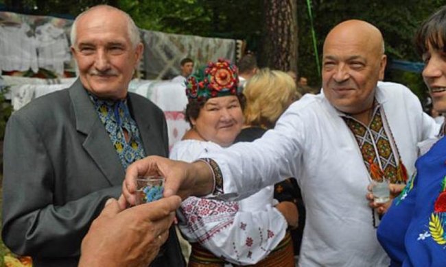 Москаль обіймав гуцулок на закарпатському фестивалі бринзи (фото)