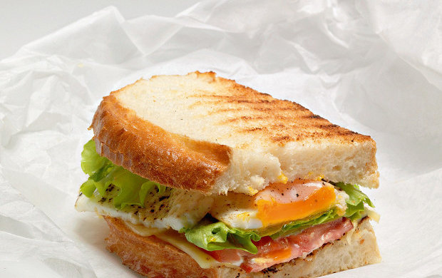 Ідеальний сніданок для вдалого дня: грінки з сирним соусом по‑англійськи