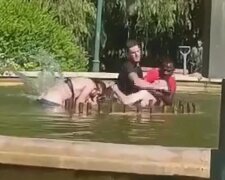 Мужчина пытался утопить женщину в фонтане, кадр из видео