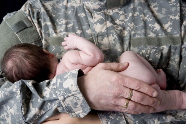 Військовий і дитина. Фото: armyinform