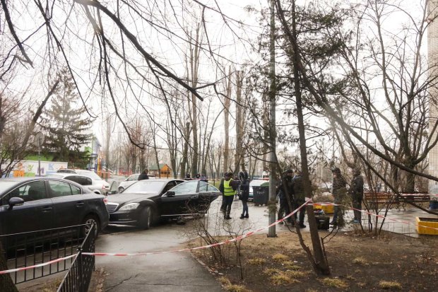 В Киеве неизвестный под видом копа застрелил водителя Mercedes: видео