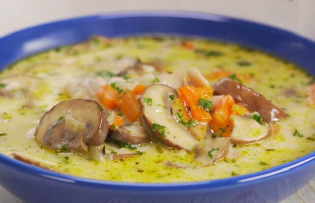 Сырный суп с грибами, плавленным сыром, курицей и сливками