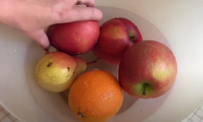 Как правильно мыть фрукты и овощи. Фото: скрин youtube