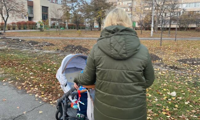 Жінка з дитиною, фото: Знай.ua
