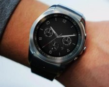 LG покаже світу розумний годинник з механічним циферблатом
