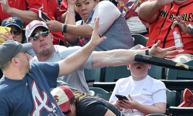 Мережу підкорили фото порятунку сина від біти (фото)