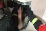 Парень застрял в мусоропроводе из-за паспорта, скриншот: YouTube