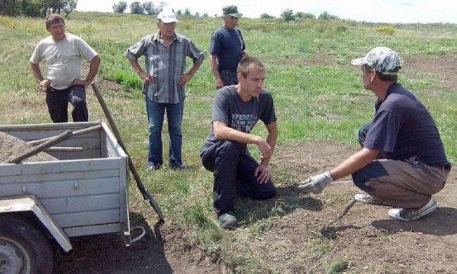 Селяни встановлюють пам'ятник на місті падіння Боїнга-777 (фото)