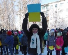 Рекорд: лисичанські школярі створили “живий” стяг (фото)