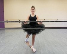 Мережу зворушила реакція однокласниць на дівчинку з протезом